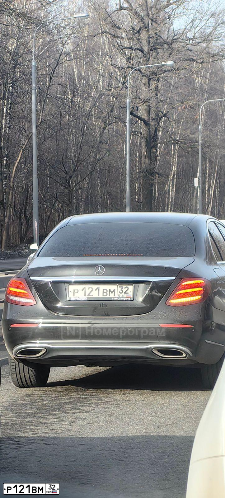 Фото автомобиля MERCEDES E-KLASSE, 2018 — госномер Р121ВМ32. Цвет: ЧЕРНЫЙ