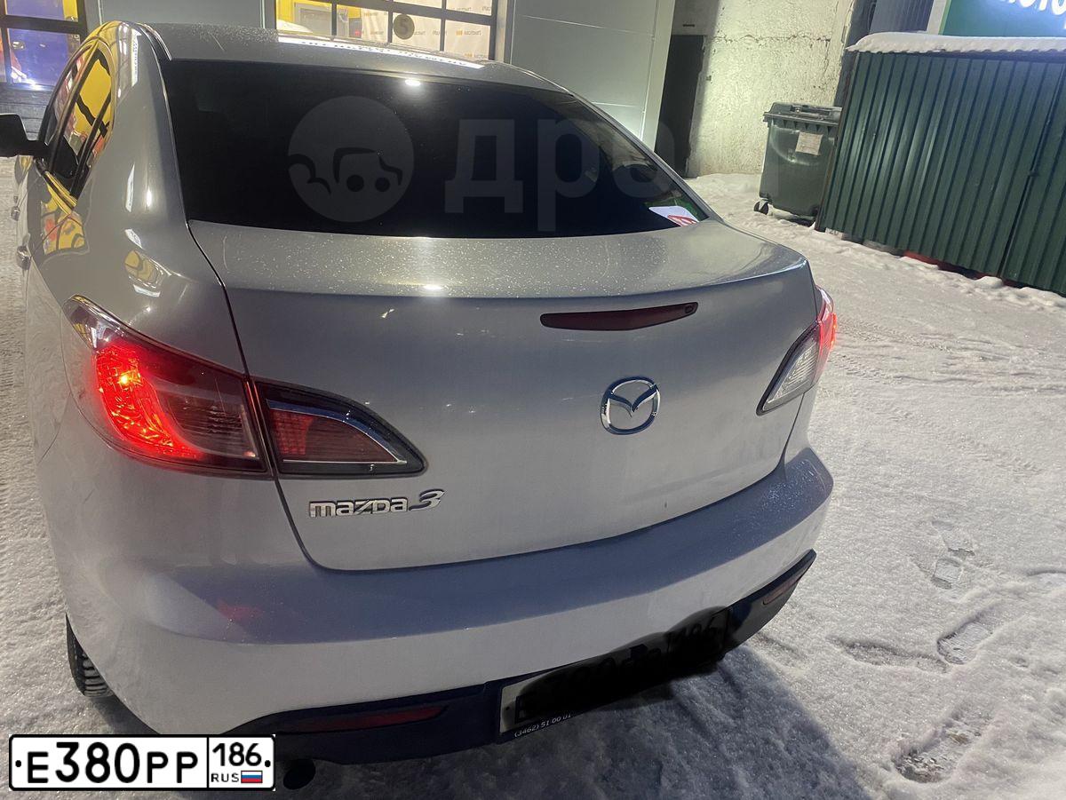 Фото автомобиля MAZDA 3, 2010 — госномер Е380РР186. Цвет: Белый