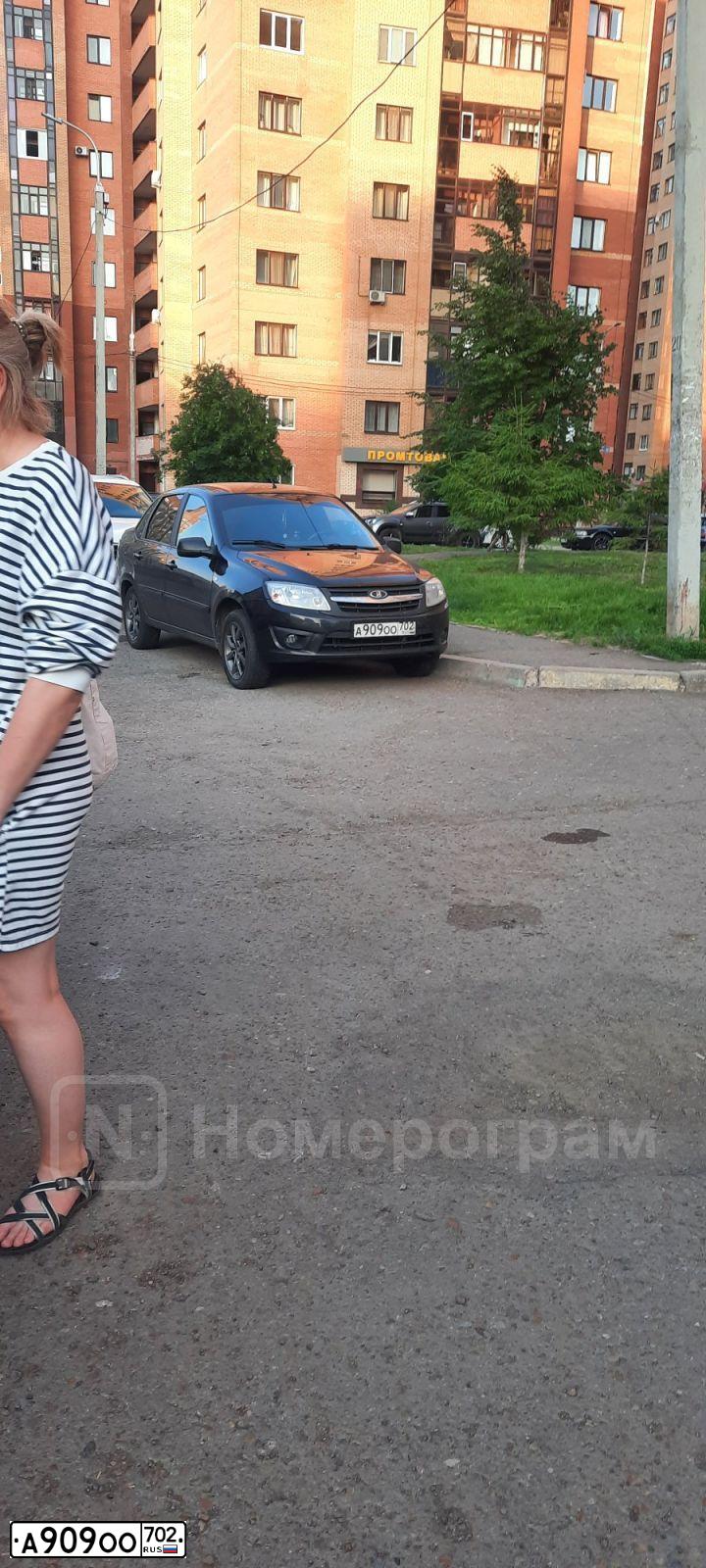 Фото автомобиля LADA 2190 GRANTA, 2018 — госномер А909ОО702. Цвет: ЧЕРНЫЙ