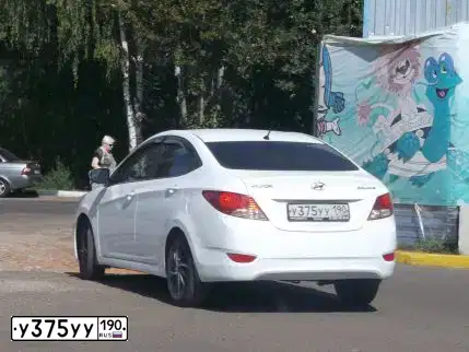 Фото автомобиля HYUNDAI SOLARIS, 2013 — госномер У375УУ190. Цвет: БЕЛЫЙ