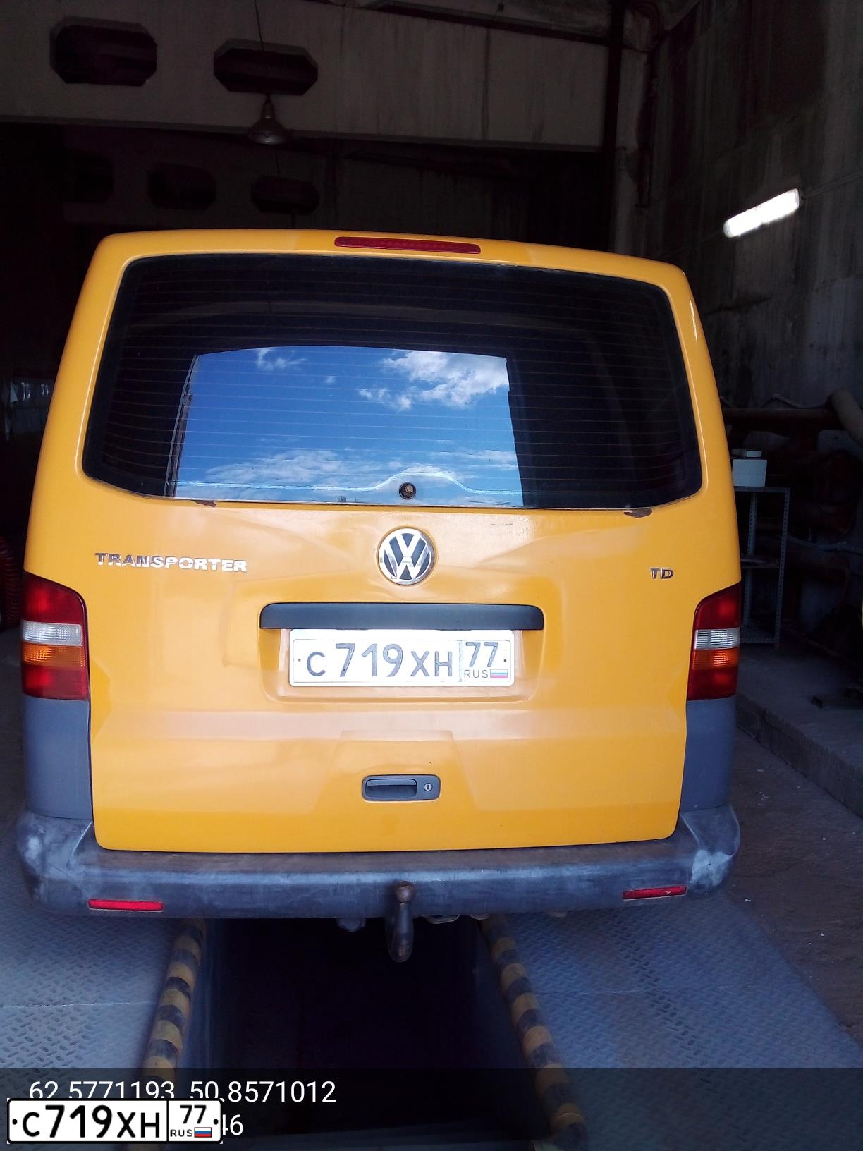 Фото автомобиля VOLKSWAGEN TRANSPORTER, 2003 — госномер М810ВС35. Цвет: ЖЕЛТЫЙ