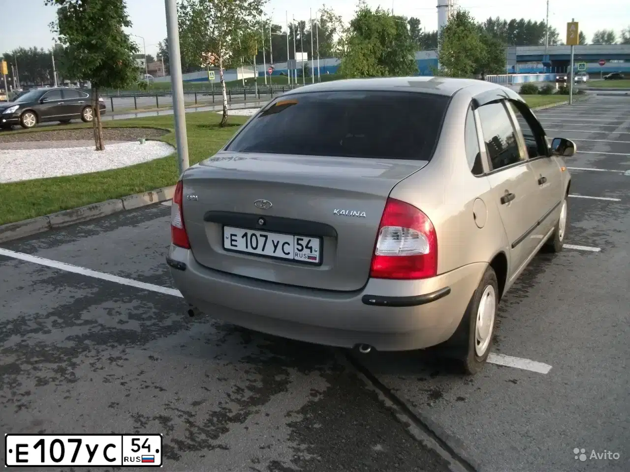 Фото автомобиля LADA 1118 KALINA, 2007 — госномер Е107УС54. Цвет: БЕЖЕВО СЕРЫЙ