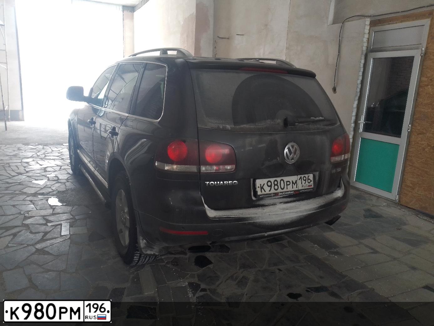 Фото автомобиля VOLKSWAGEN TOUAREG, 2008 — госномер К747ОС702. Цвет: ЧЕРНЫЙ