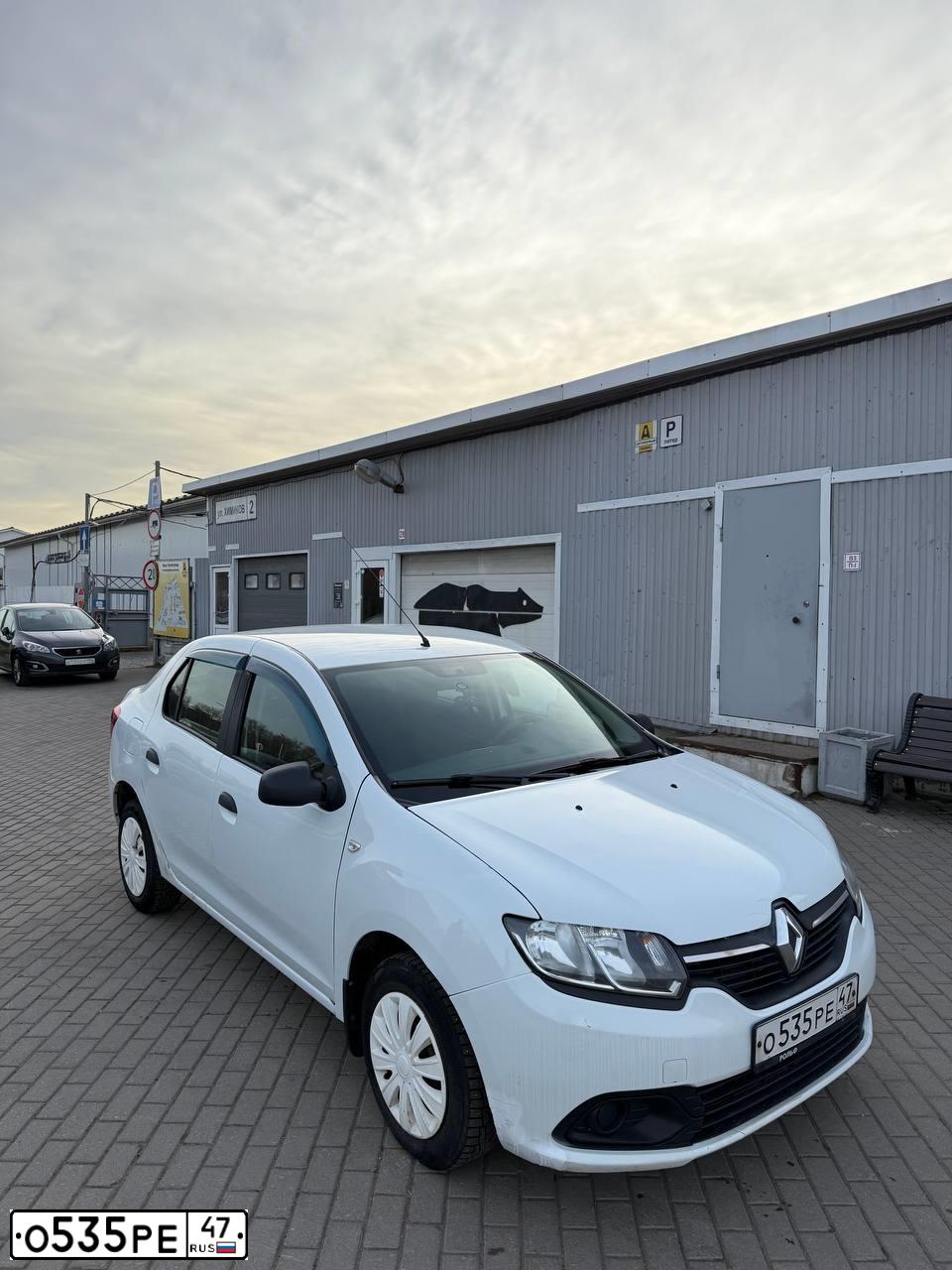 Фото автомобиля RENAULT LOGAN, 2017 — госномер О535РЕ47. Цвет: БЕЛЫЙ