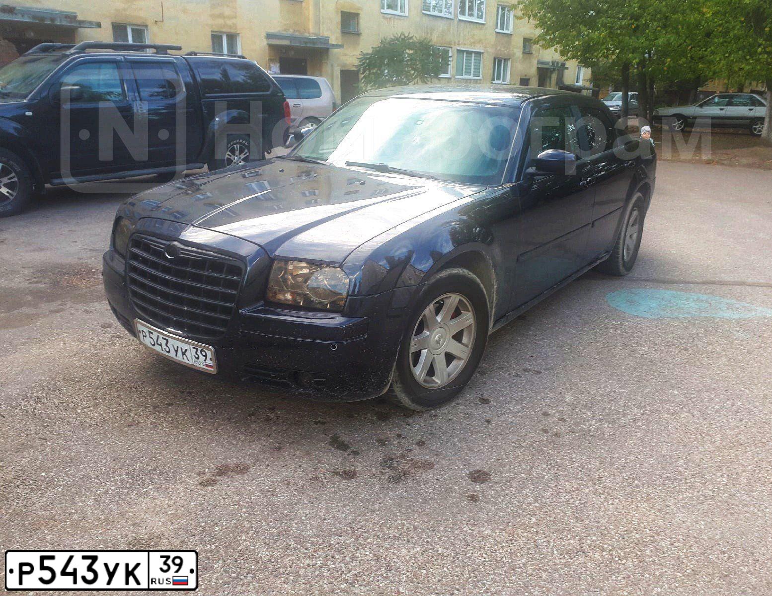 Фото автомобиля CHRYSLER SERIE 300, 2005 — госномер К555УК39. Цвет: СИНИЙ