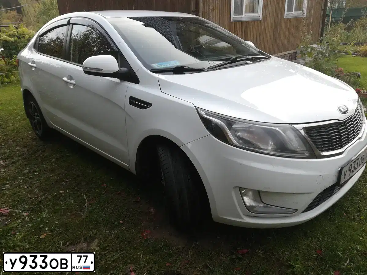 Фото автомобиля KIA RIO, 2013 — госномер Х261МХ30. Цвет: Белый