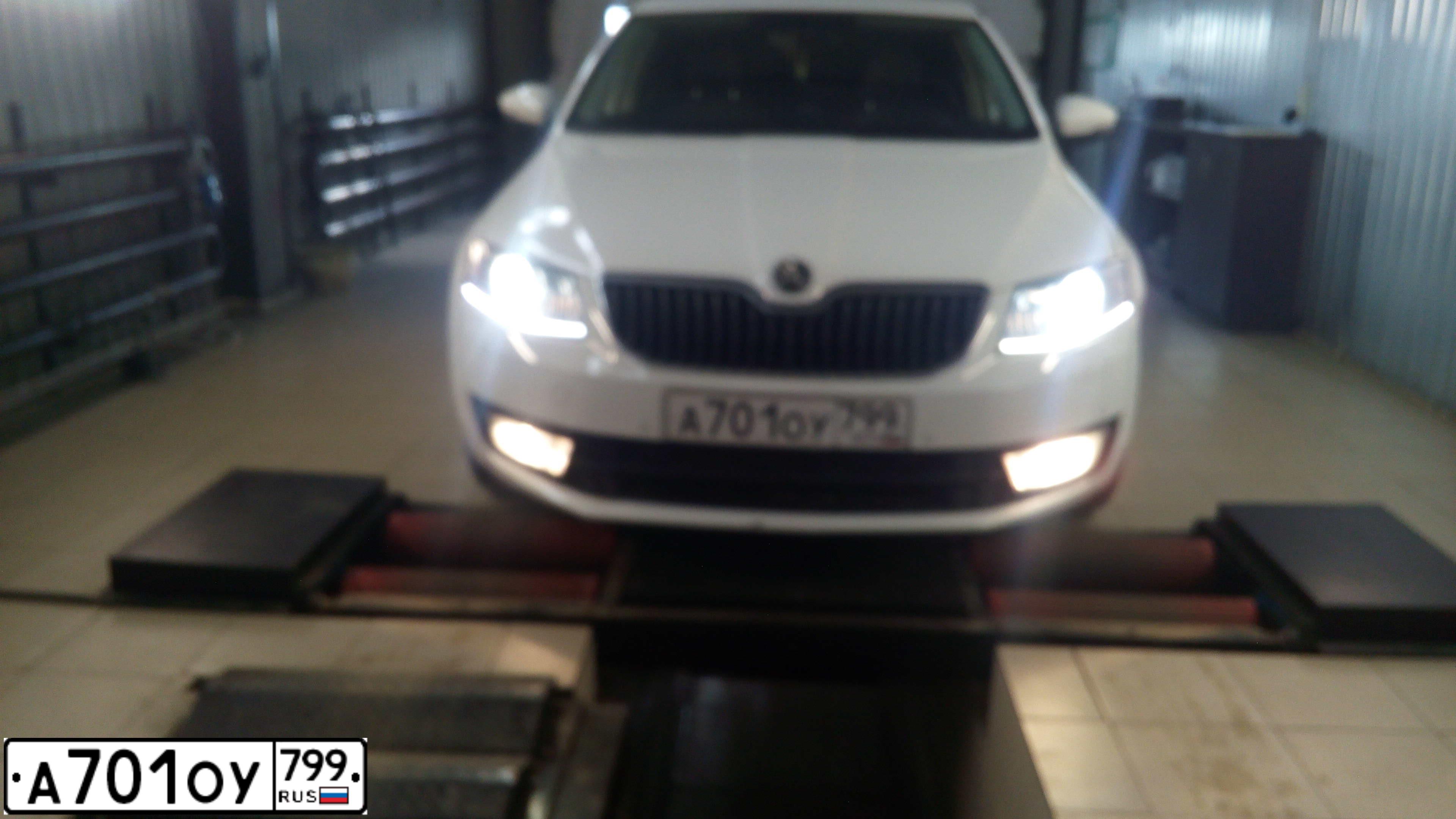 Фото автомобиля SKODA OCTAVIA, 2017 — госномер А701ОУ799. Цвет: БЕЛЫЙ