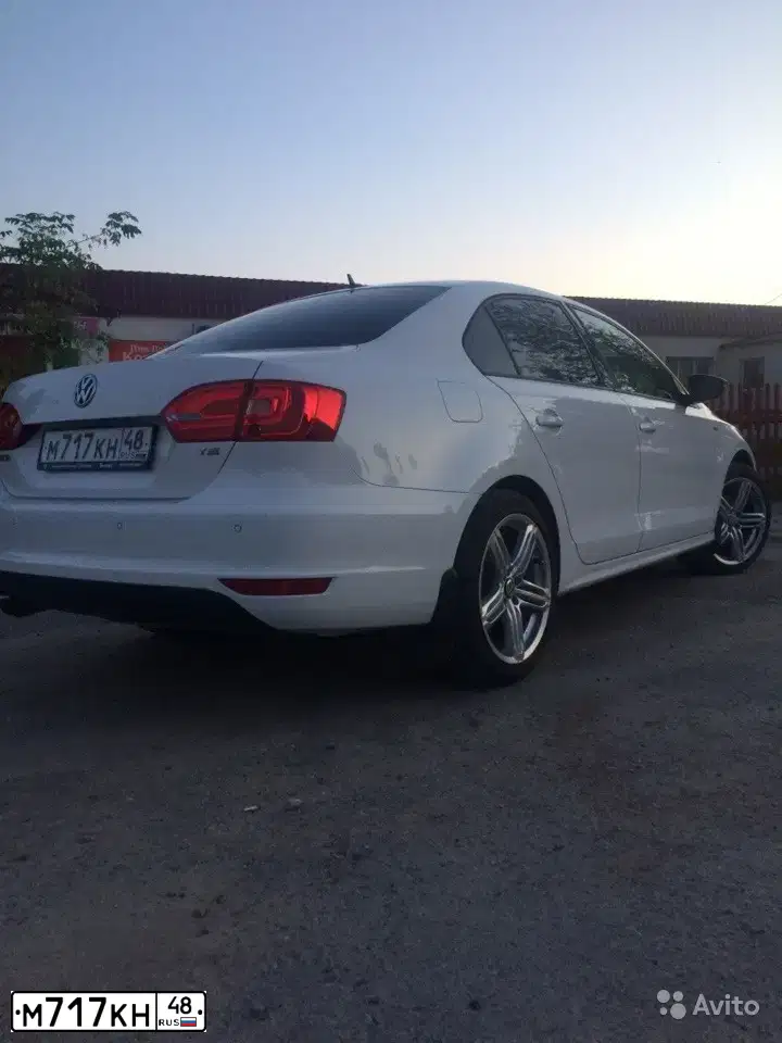Фото автомобиля VOLKSWAGEN JETTA, 2013 — госномер М717КН48. Цвет: Белый
