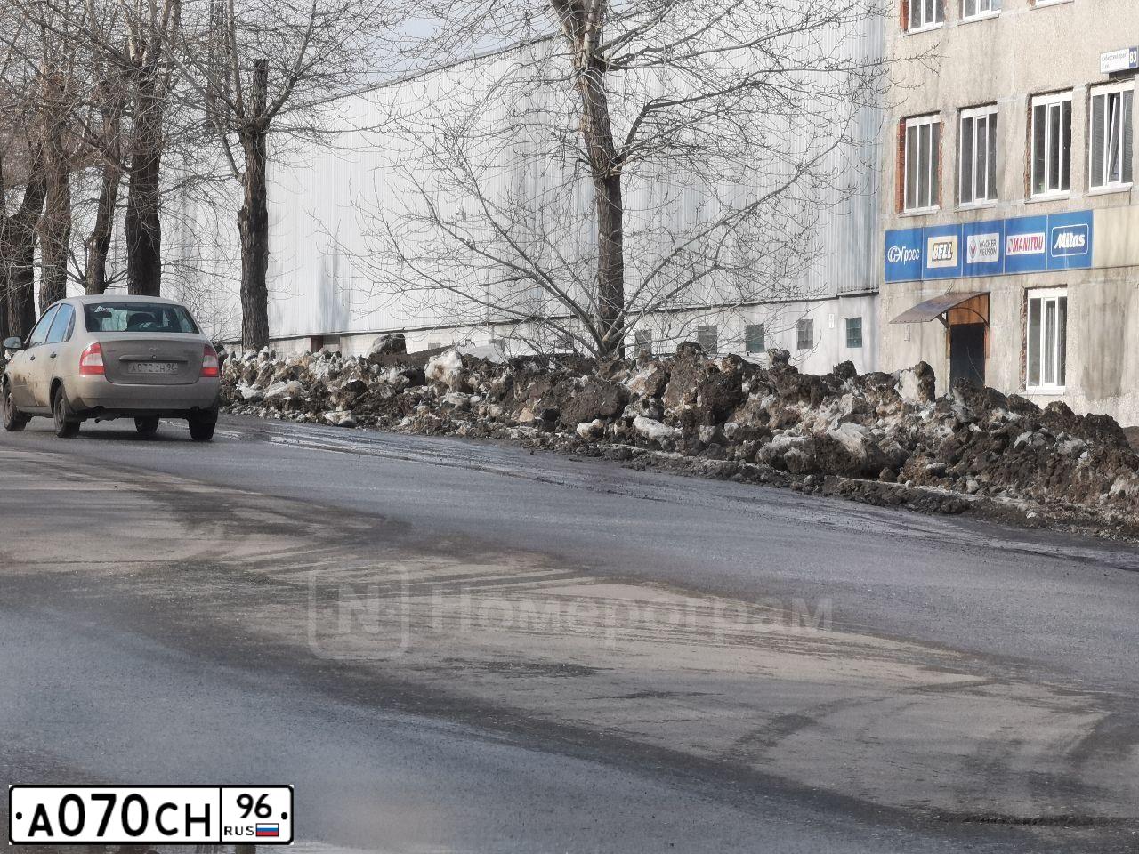 Фото автомобиля МЕРСЕДЕС-БЕНЦ E 220 D 4МАТIС, 2019 — госномер А001ВР64. Цвет: СЕРЫЙ