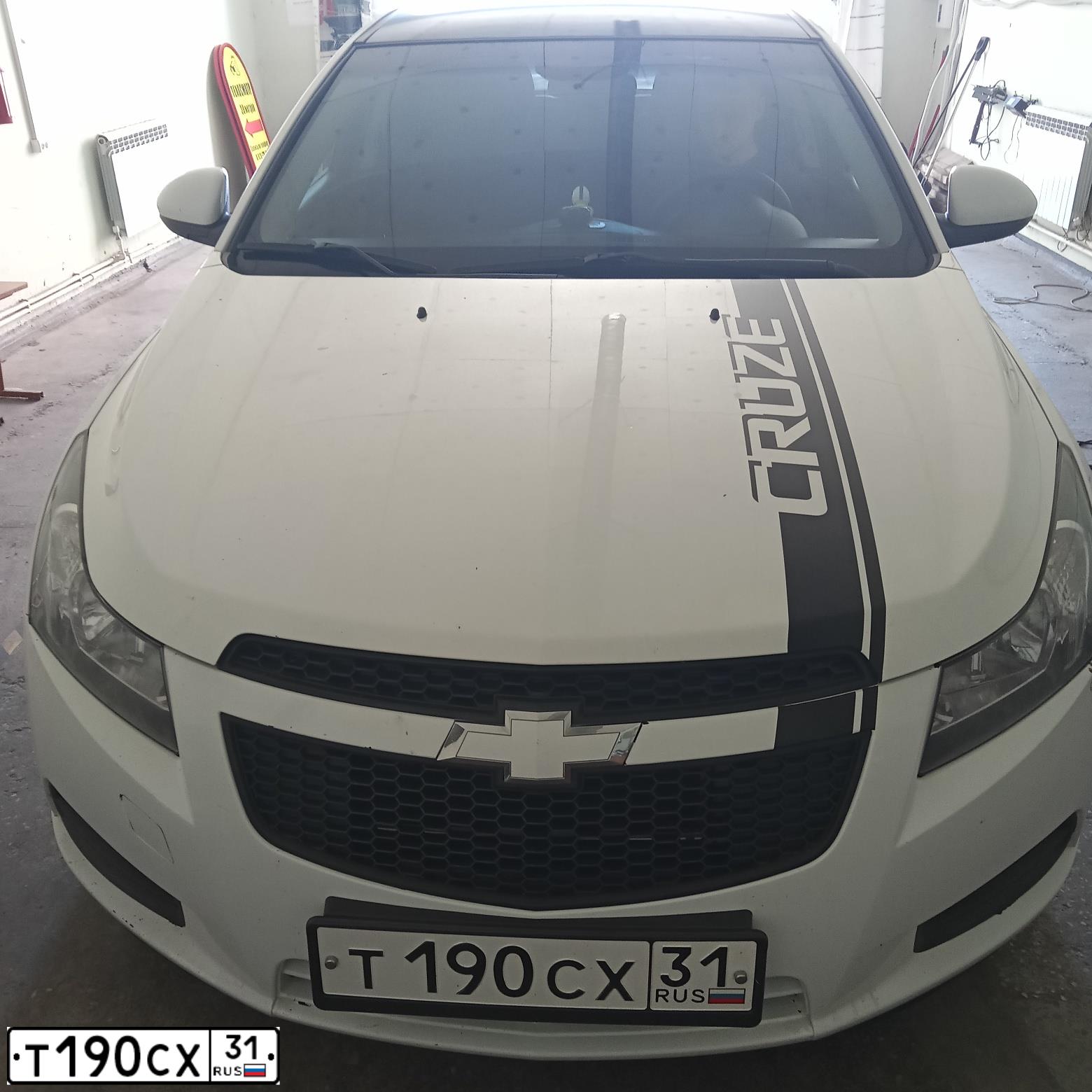 Фото автомобиля CHEVROLET CRUZE, 2012 — госномер Т190СХ31. Цвет: БЕЛЫЙ