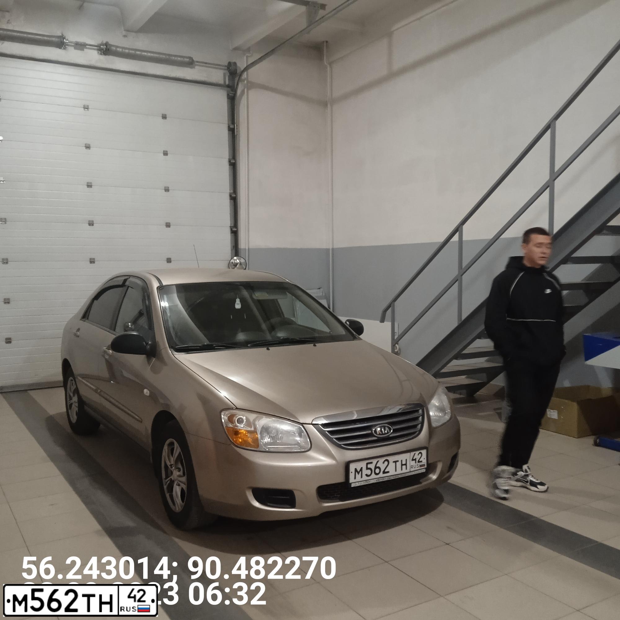 Фото автомобиля KIA CERATO, 2008 — госномер М562ТН42. Цвет: ЗОЛОТИСТЫЙ
