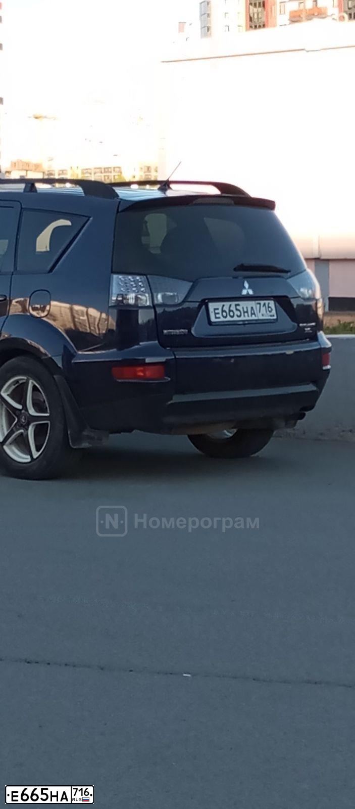 Фото автомобиля MITSUBISHI OUTLANDER, 2011 — госномер Е665НА716. Цвет: синий