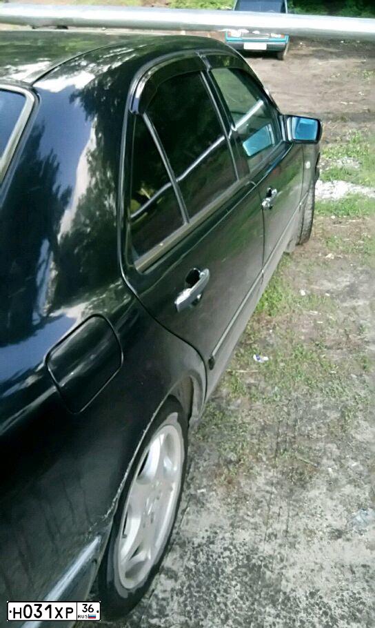 Фото автомобиля MERCEDES E-KLASSE, 1998 — госномер Н031ХР36. Цвет: ЧЕРНЫЙ