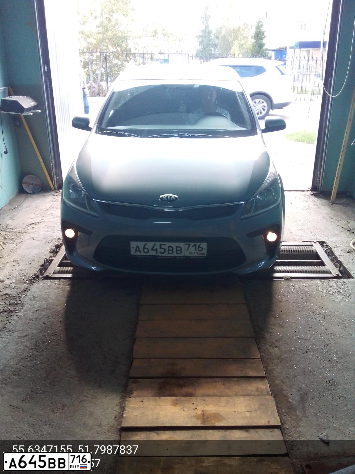 Фото автомобиля KIA RIO, 2017 — госномер А645ВВ716. Цвет: Серый