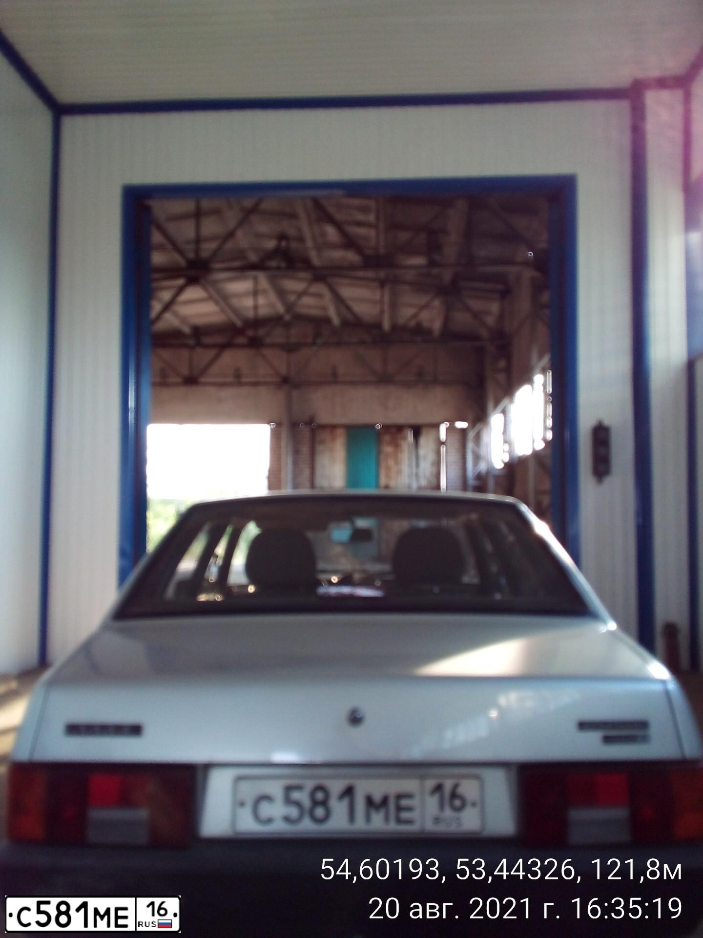 Фото автомобиля LADA 2109 SAMARA, 2003 — госномер С581МЕ16. Цвет: БЕЛЫЙ,СЕРЫЙ И ОТТЕНКИ