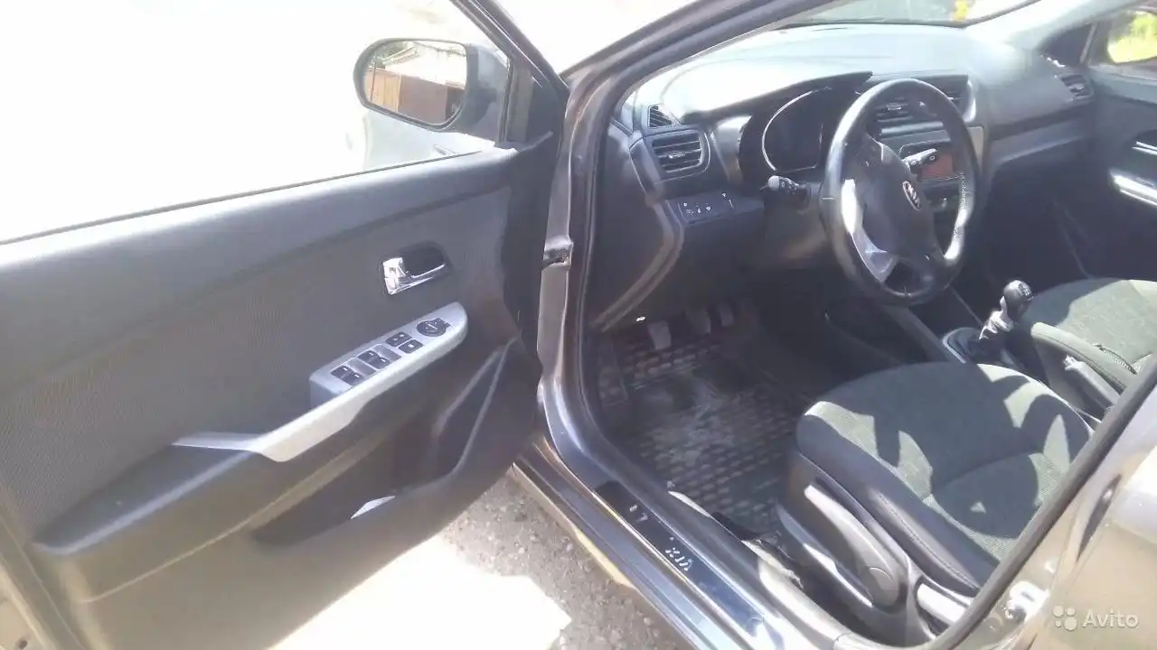 Фото автомобиля KIA RIO, 2014 — госномер С021УН102. Цвет: ТЕМНО-СЕРЫЙ