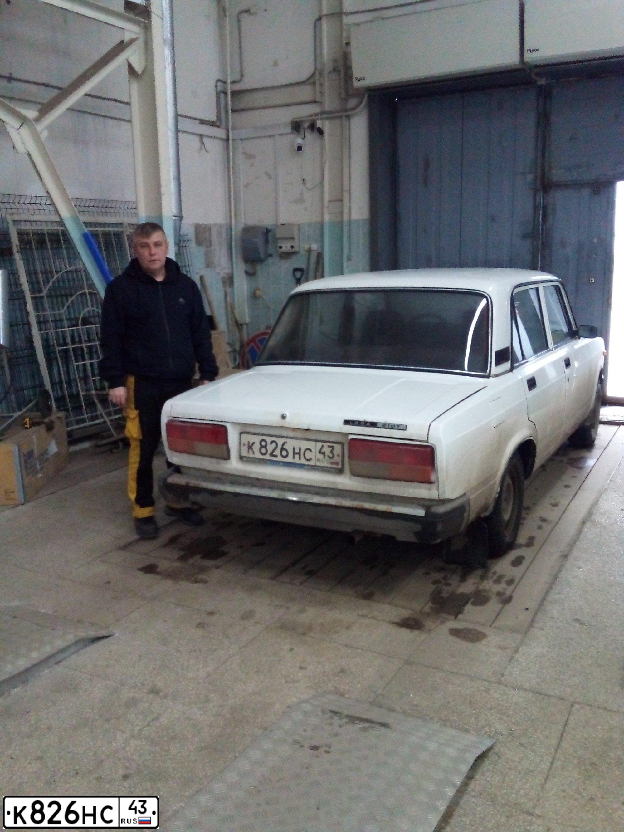 Фото автомобиля LADA 2107, 2011 — госномер Е595ВМ11. Цвет: Белый