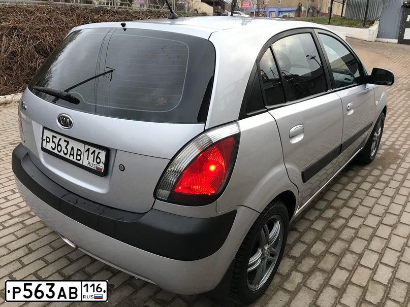 Фото автомобиля KIA RIO, 2005 — госномер Р563АВ116. Цвет: СЕРЕБРИСТЫЙ
