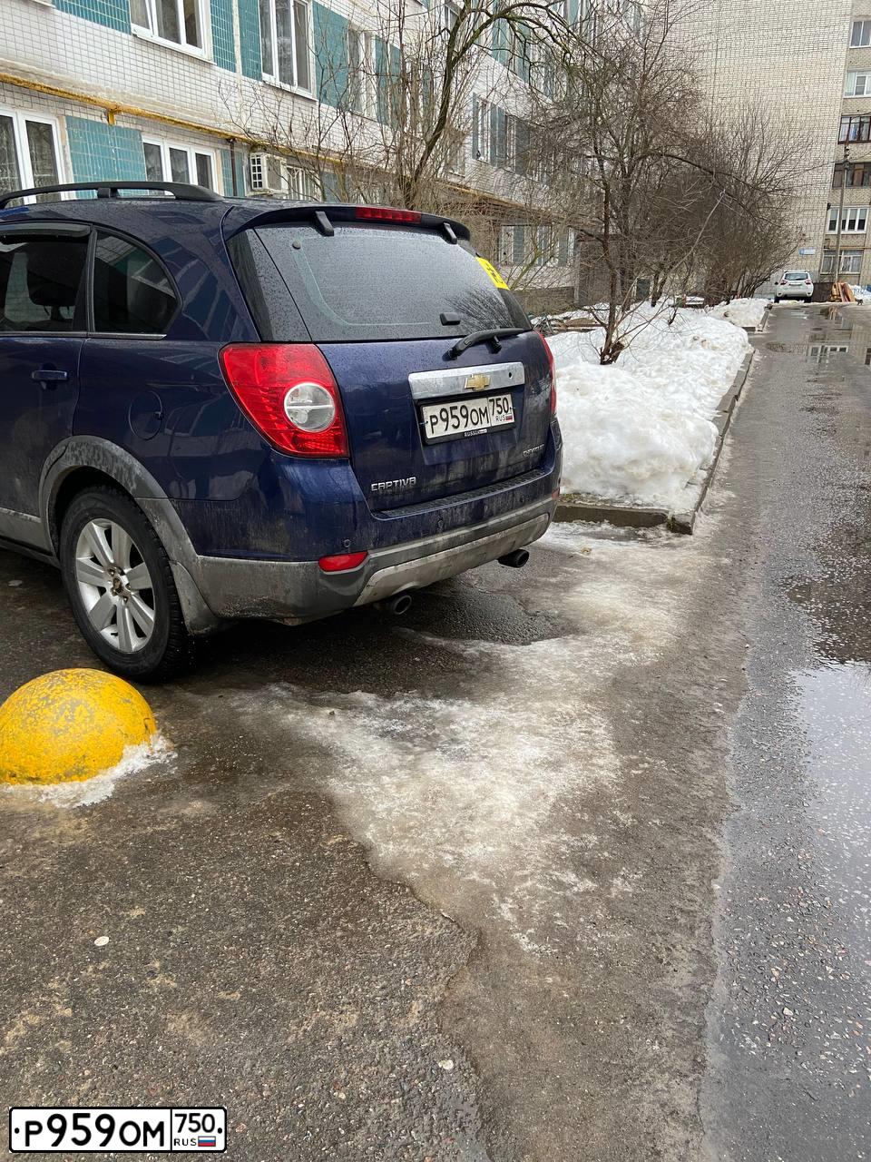 Фото автомобиля CHEVROLET CAPTIVA, 2007 — госномер Р959ОМ750. Цвет: СИНИЙ