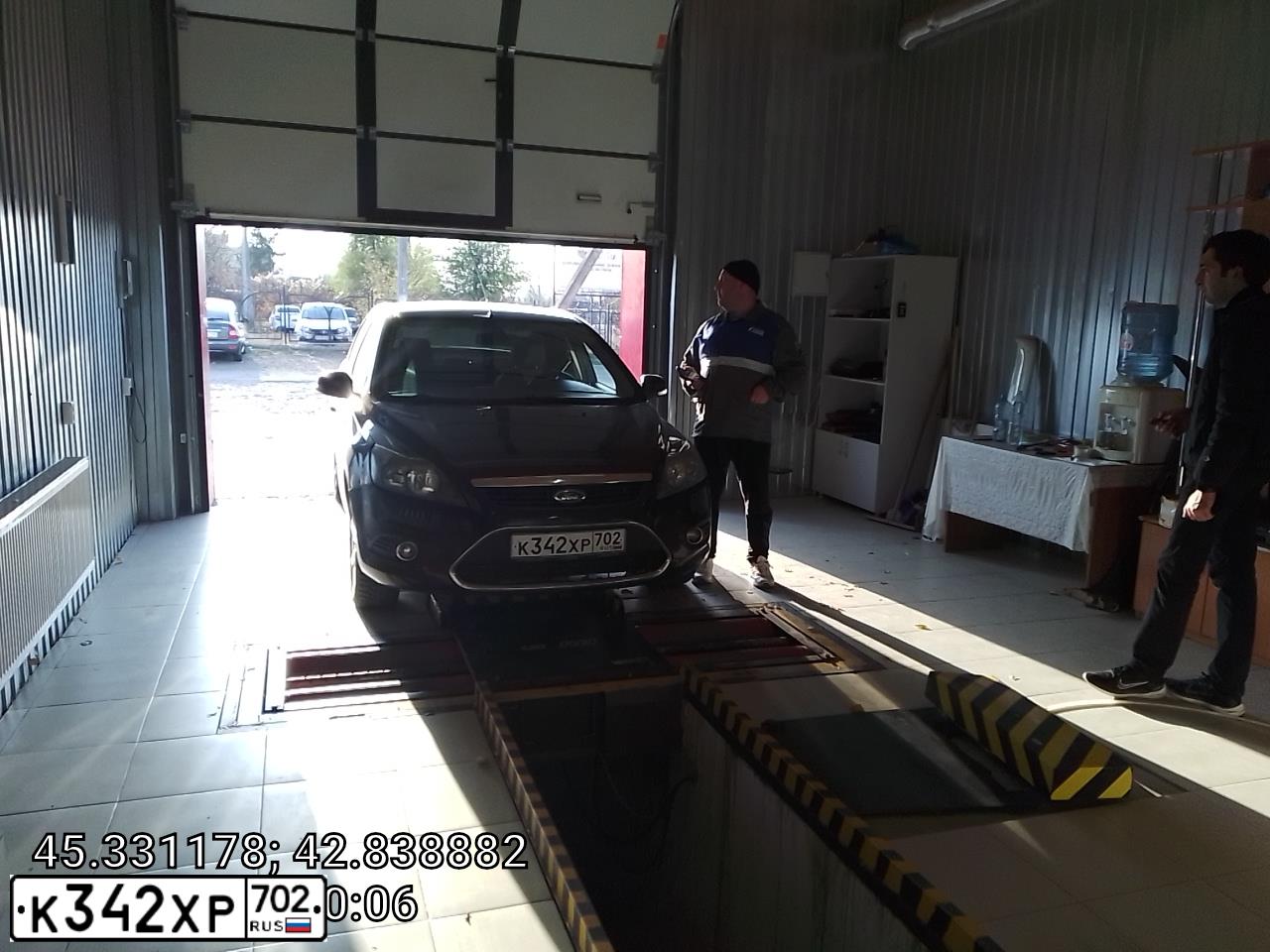 Фото автомобиля FORD FOCUS, 2010 — госномер К342ХР702. Цвет: ЧЕРНЫЙ