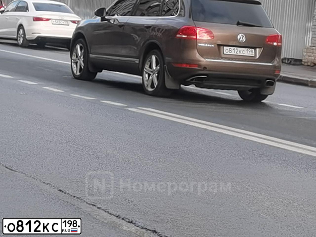 Фото автомобиля VOLKSWAGEN TOUAREG, 2011 — госномер Р235НР70. Цвет: Коричневый