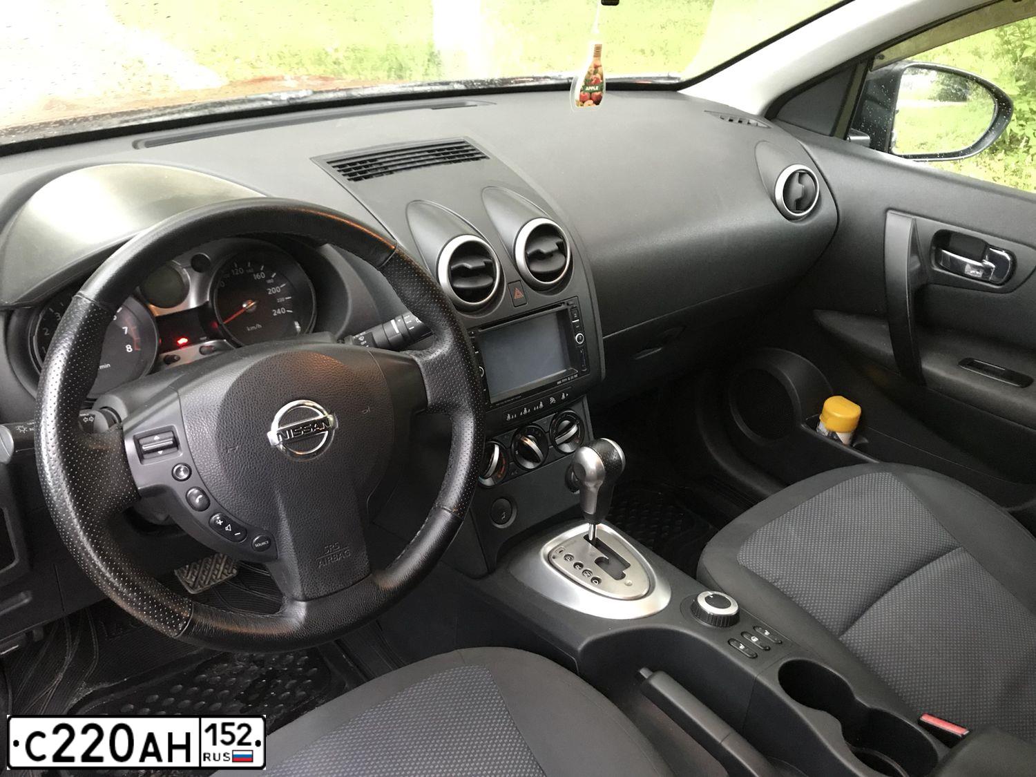 Фото автомобиля NISSAN QASHQAI, 2008 — госномер У008ОТ33. Цвет: Красный