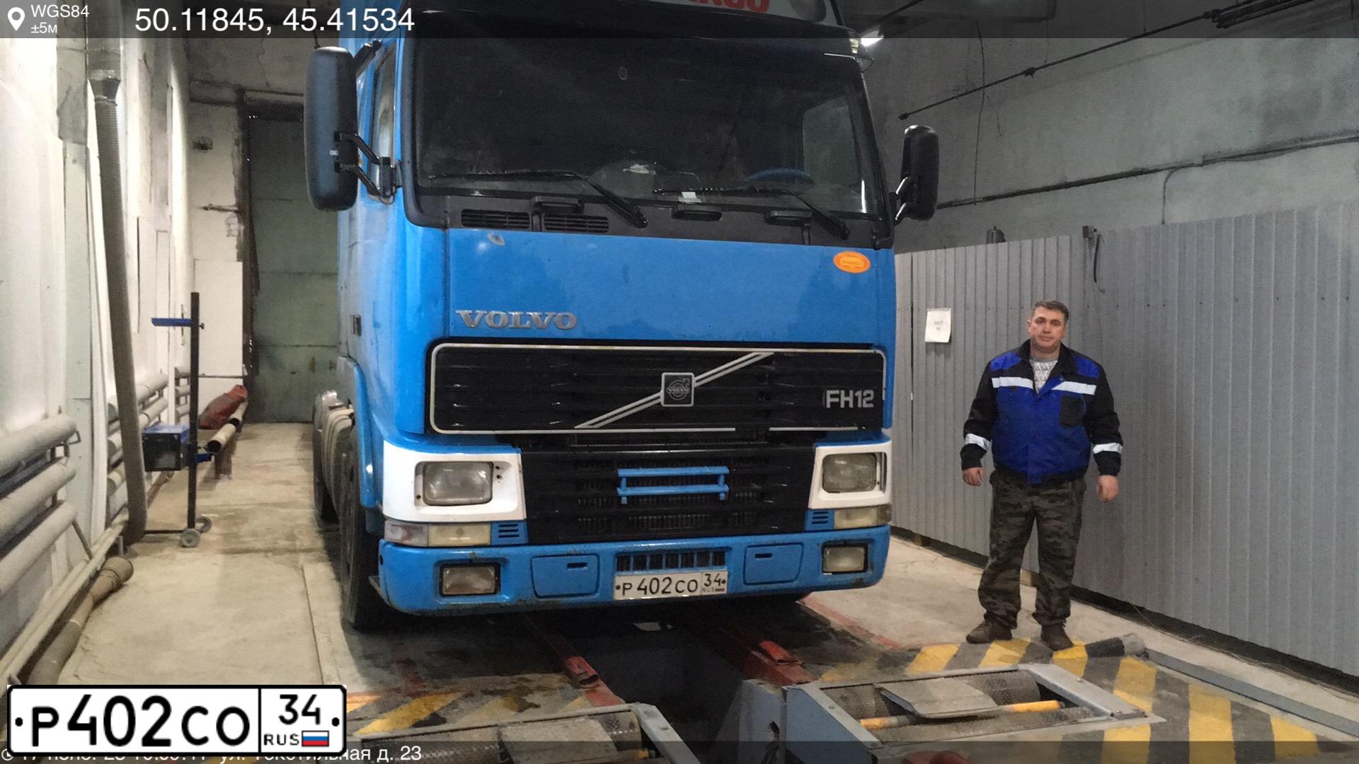 Фото автомобиля VOLVO SERIE FH /4X2/, 2000 — госномер Р402СО34. Цвет: СИНИЙ
