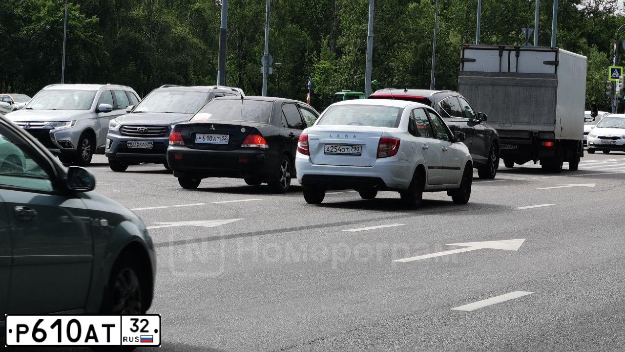 Фото автомобиля MITSUBISHI LANCER, 2006 — госномер Р610АТ32. Цвет: ЧЕРНЫЙ