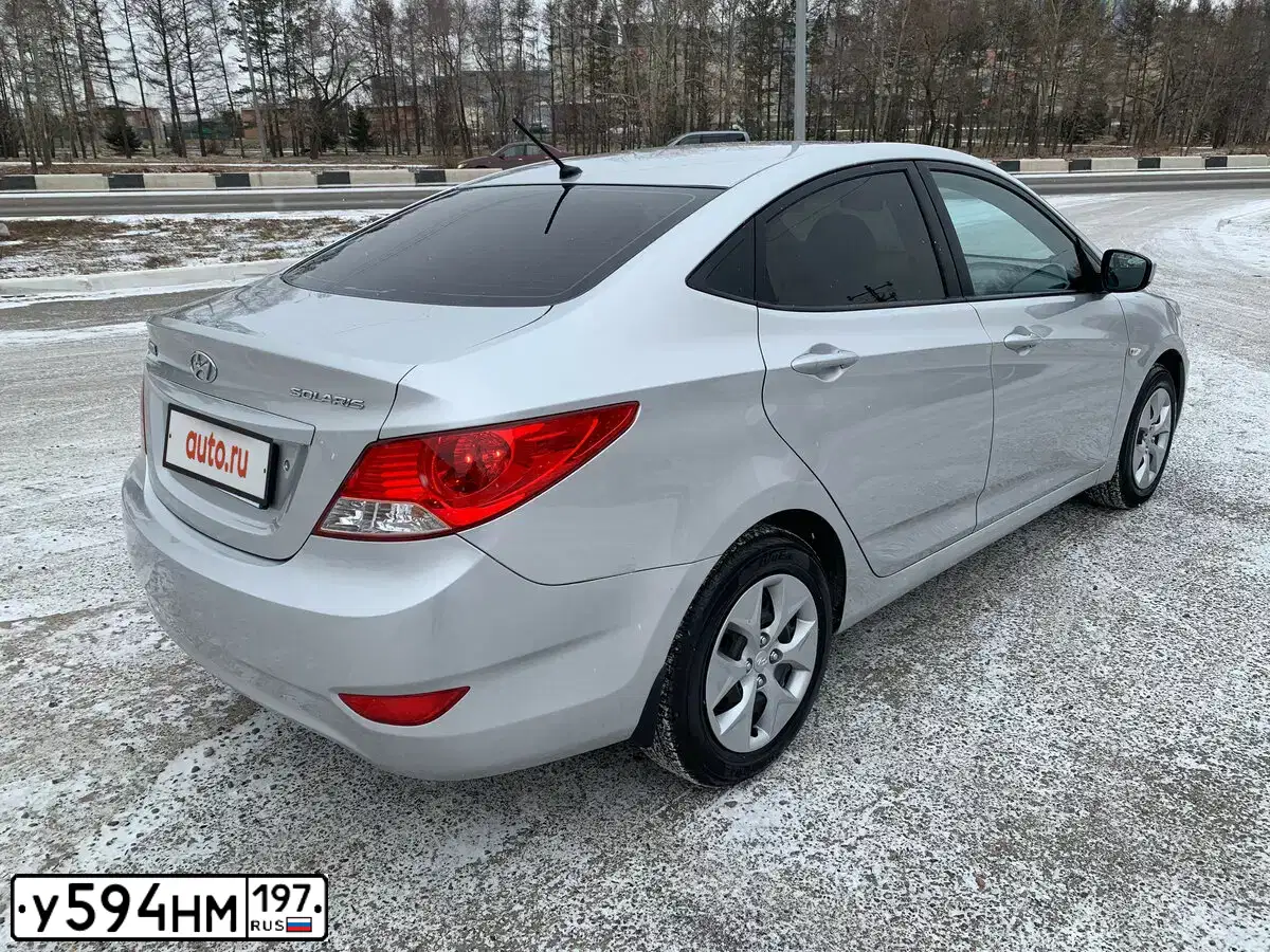 Фото автомобиля HYUNDAI SOLARIS, 2011 — госномер В760ОУ124. Цвет: Серебристый