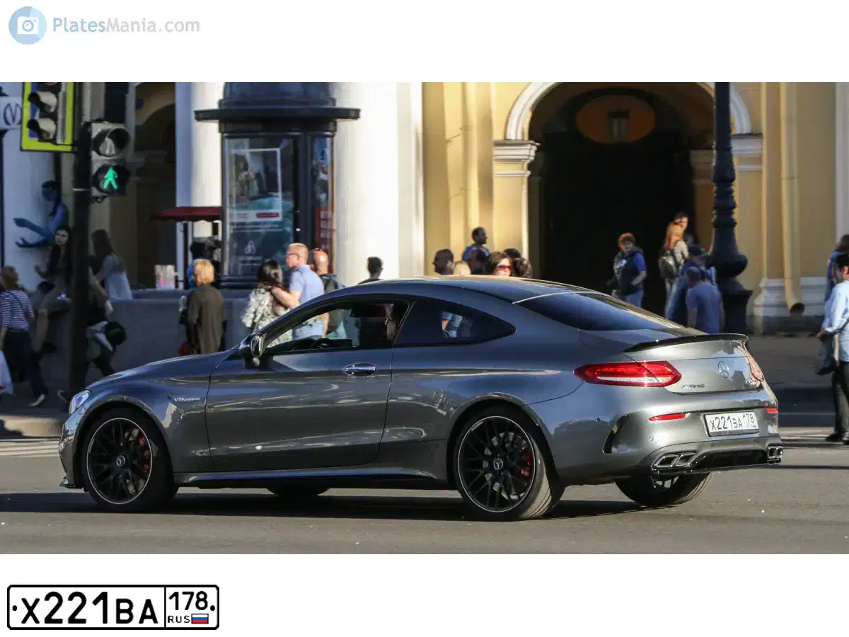 Фото автомобиля JAGUAR F-PACE, 2016 — госномер Х221ВА178. Цвет: БЕЛЫЙ