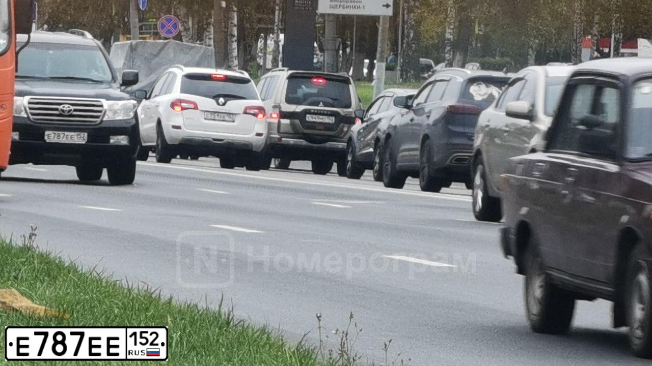 Фото автомобиля TOYOTA LANDCRUISER 200, 2011 — госномер Е787ЕЕ152. Цвет: ЧЕРНЫЙ