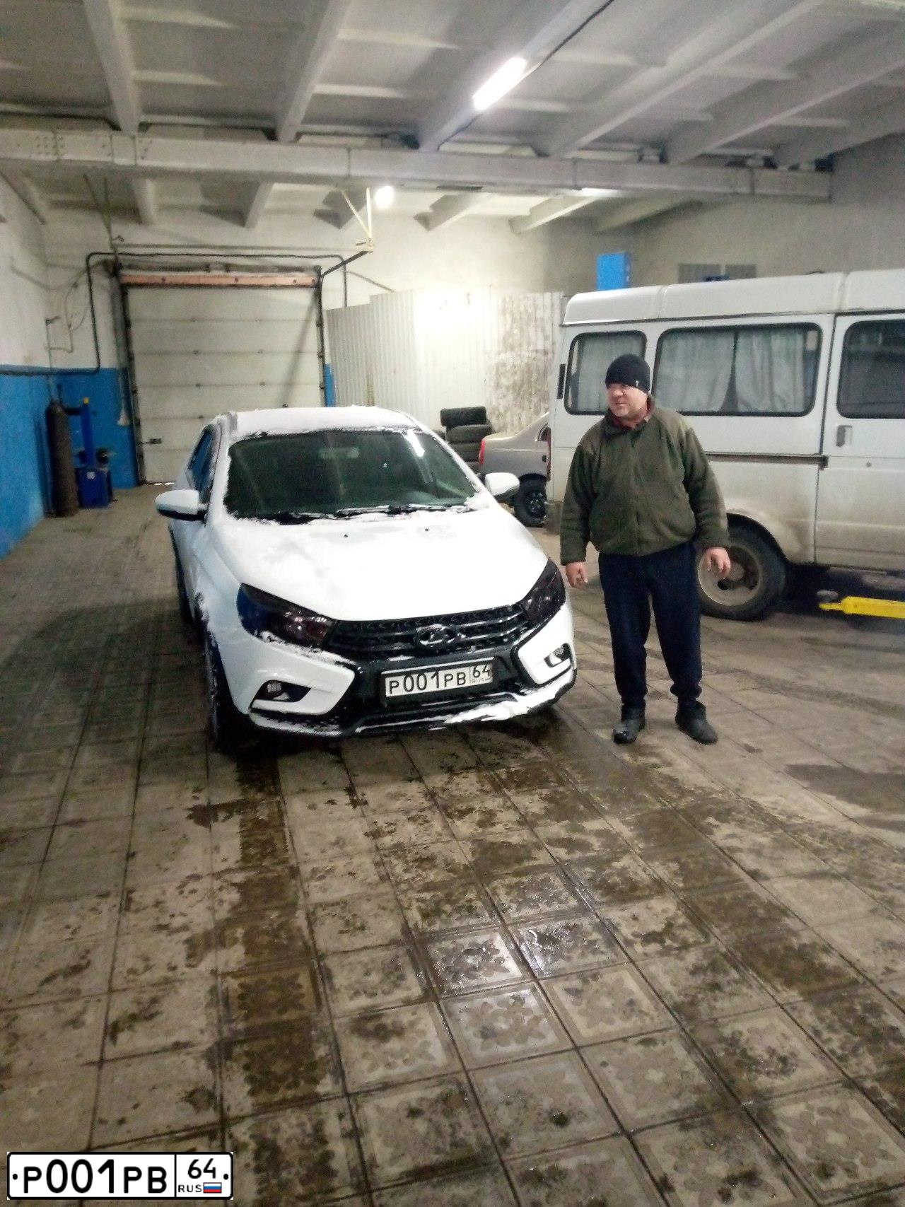 Фото автомобиля LADA 2170 PRIORA, 2012 — госномер Р001РВ64. Цвет: Белый