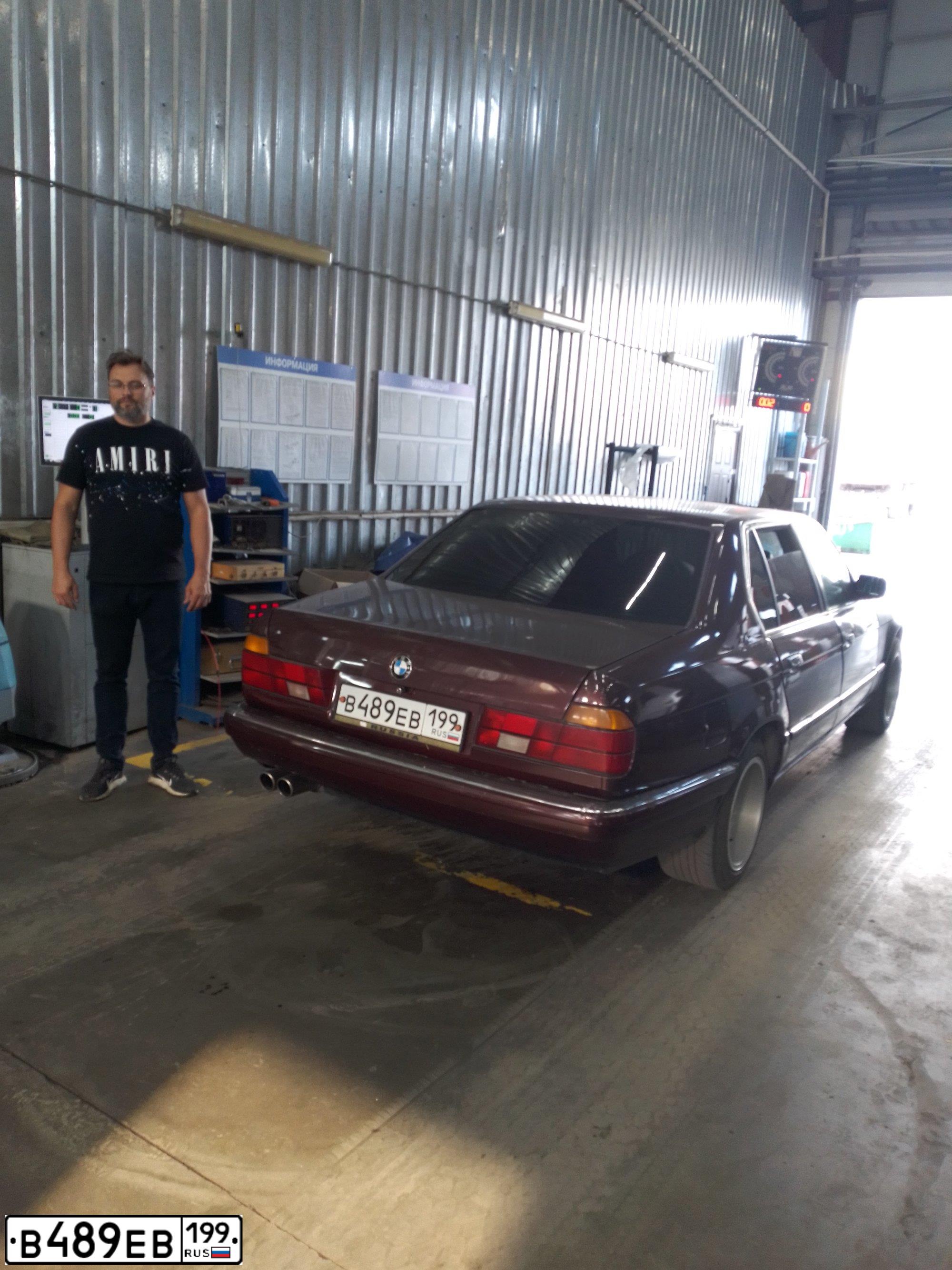 Фото автомобиля BMW SERIE 7, 1992 — госномер В489ЕВ199. Цвет: ТЕМНО-КРАСНЫЙ