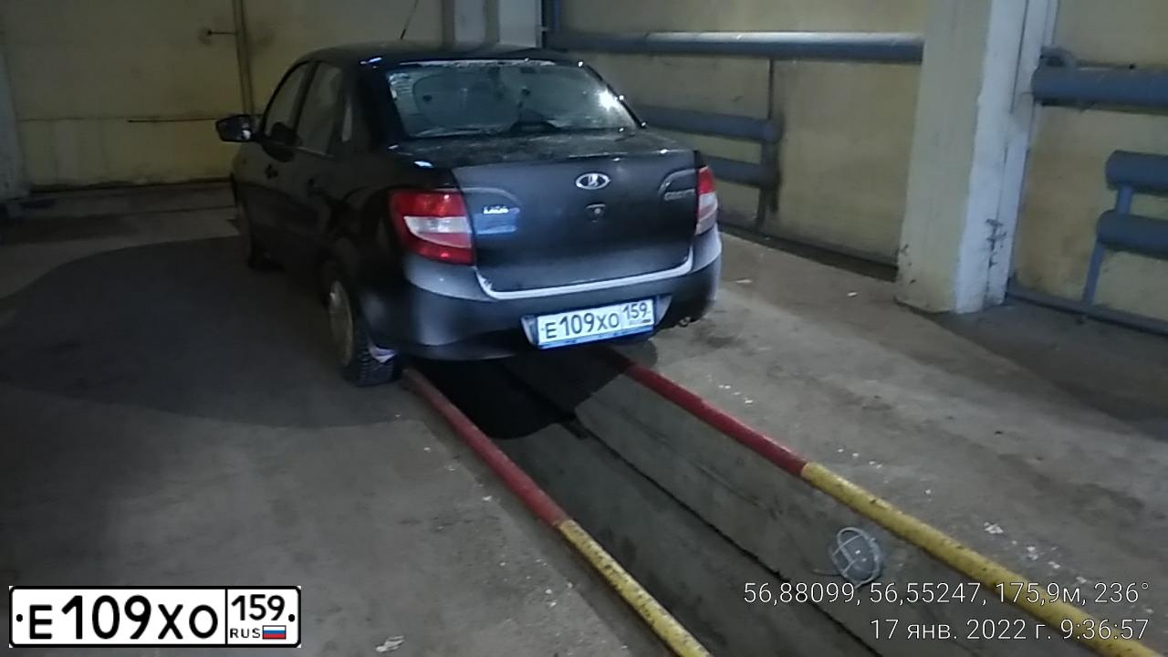 Фото автомобиля LADA 2190 GRANTA, 2015 — госномер Е109ХО159. Цвет: ЧЕРНЫЙ