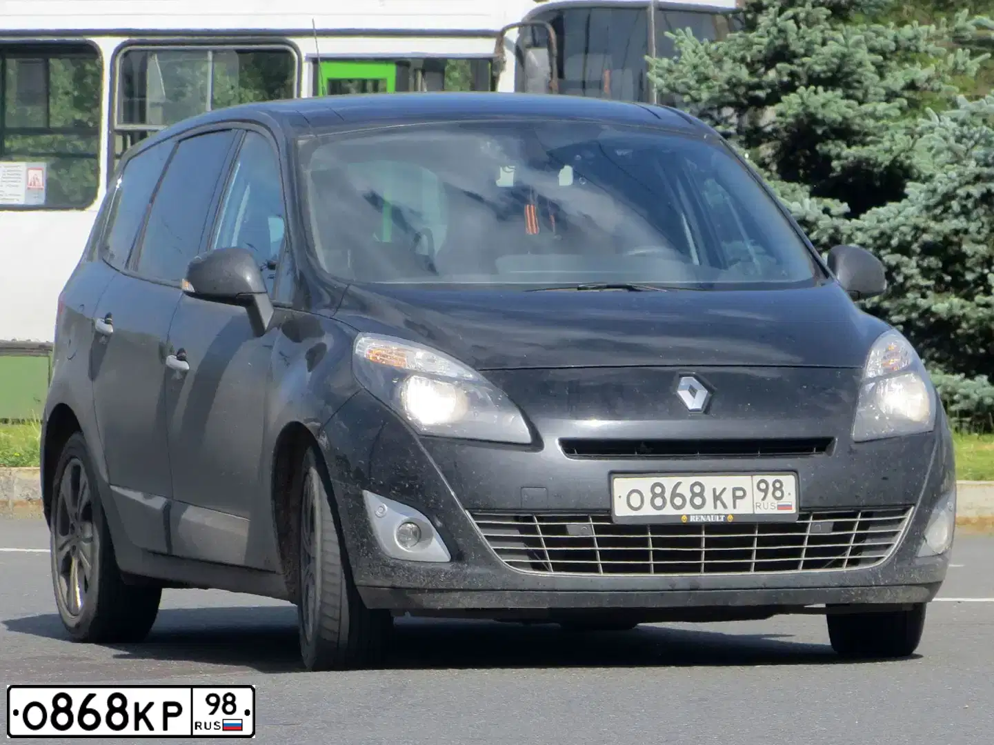 Фото автомобиля RENAULT MEGANE /GRAND/ SCENIC, 2010 — госномер О868КР98. Цвет: ЧЕРНЫЙ