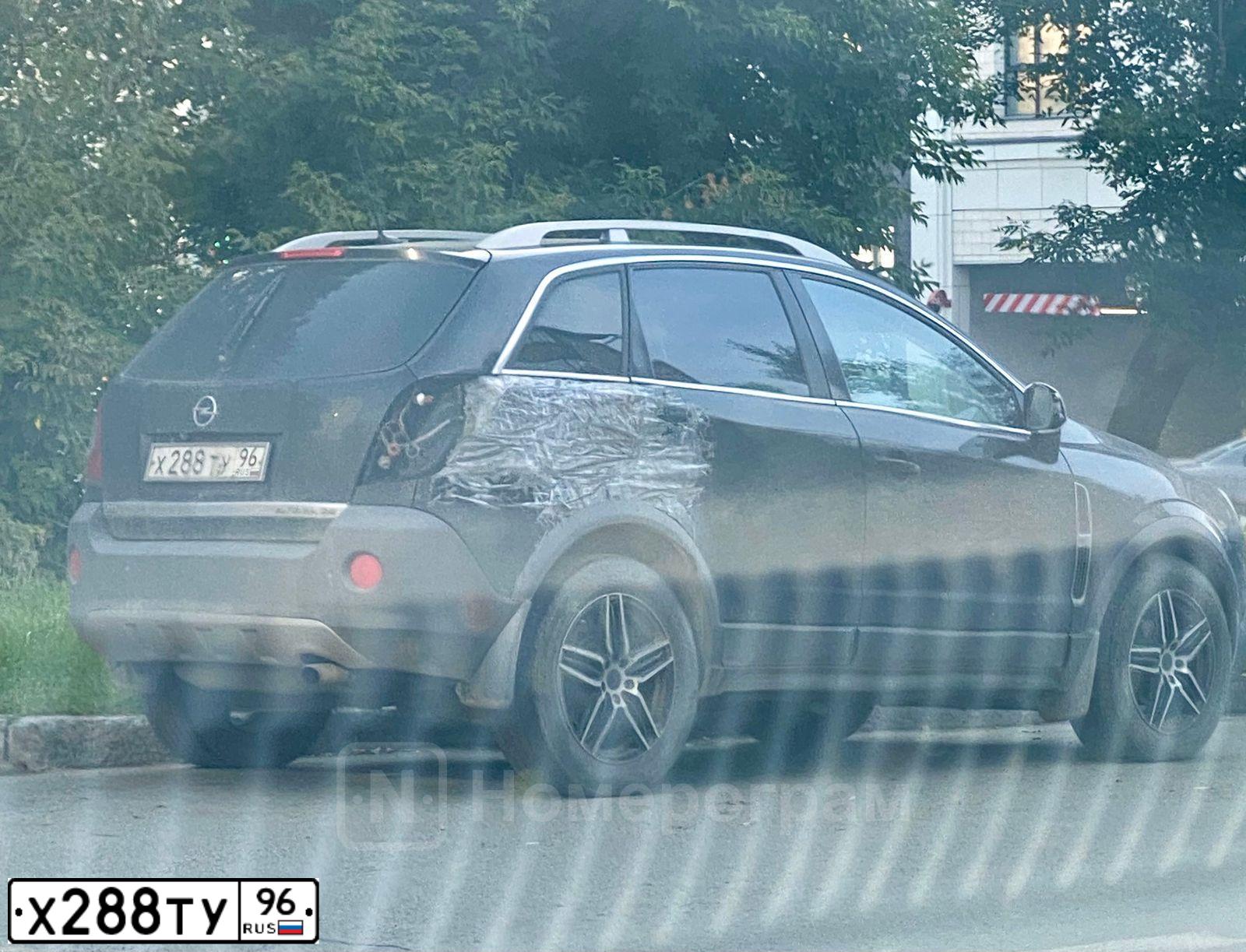 Фото автомобиля OPEL ANTARA, 2008 — госномер Х288ТУ96. Цвет: ЧЕРНЫЙ