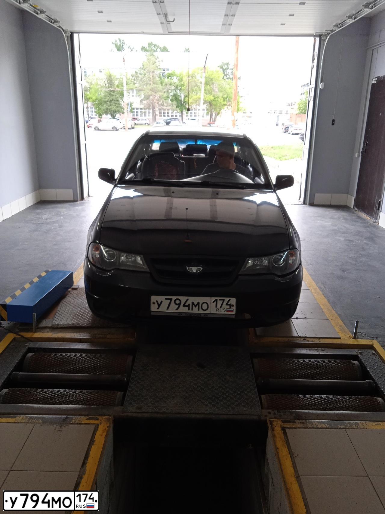 Фото автомобиля DAEWOO NEXIA, 2010 — госномер У794МО174. Цвет: ЧЕРНЫЙ