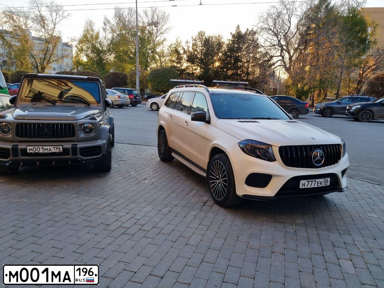 Фото автомобиля PORSCHE CAYENNE, 2018 — госномер М001МА196. Цвет: ЧЕРНЫЙ