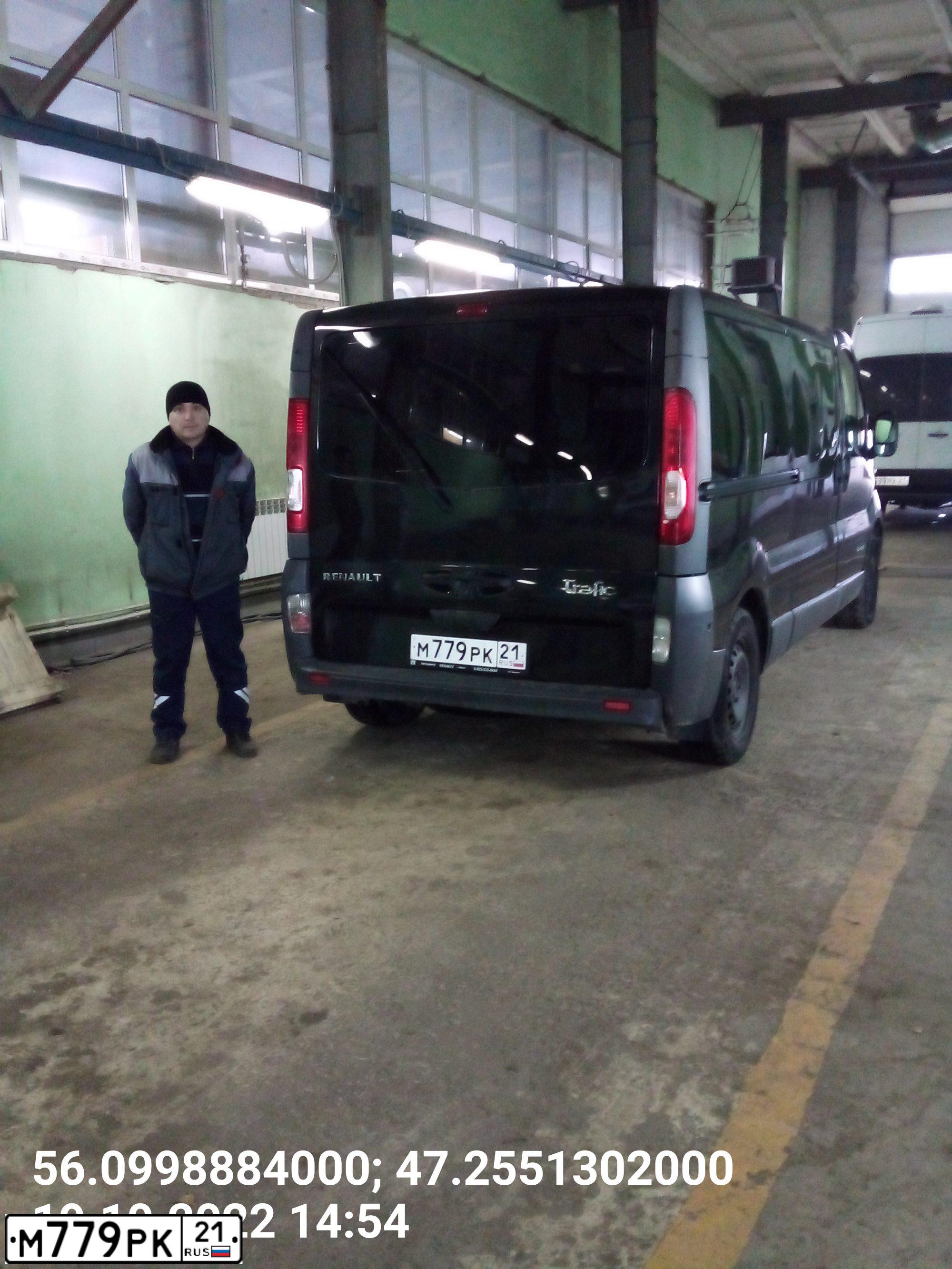 Фото автомобиля RENAULT TRAFIC, 2013 — госномер М779РК21. Цвет: ЧЕРНЫЙ