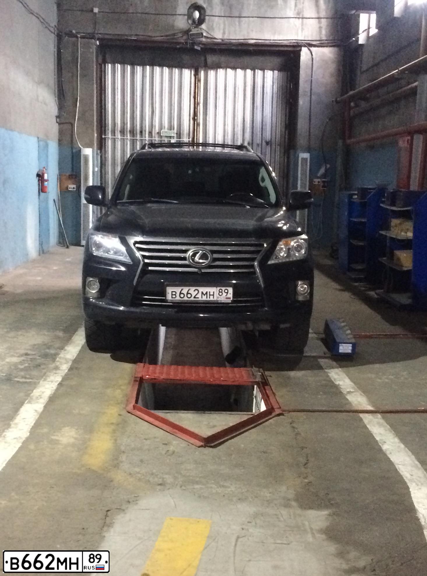 Фото автомобиля LEXUS LX, 2012 — госномер Т030ЕЕ89. Цвет: ЧЕРНЫЙ