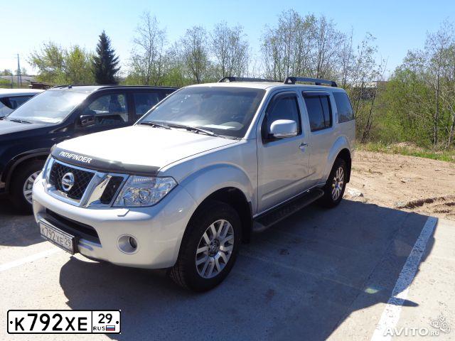 Фото автомобиля NISSAN PATHFINDER, 2013 — госномер К792ХЕ29. Цвет: СЕРЕБРИСТЫЙ