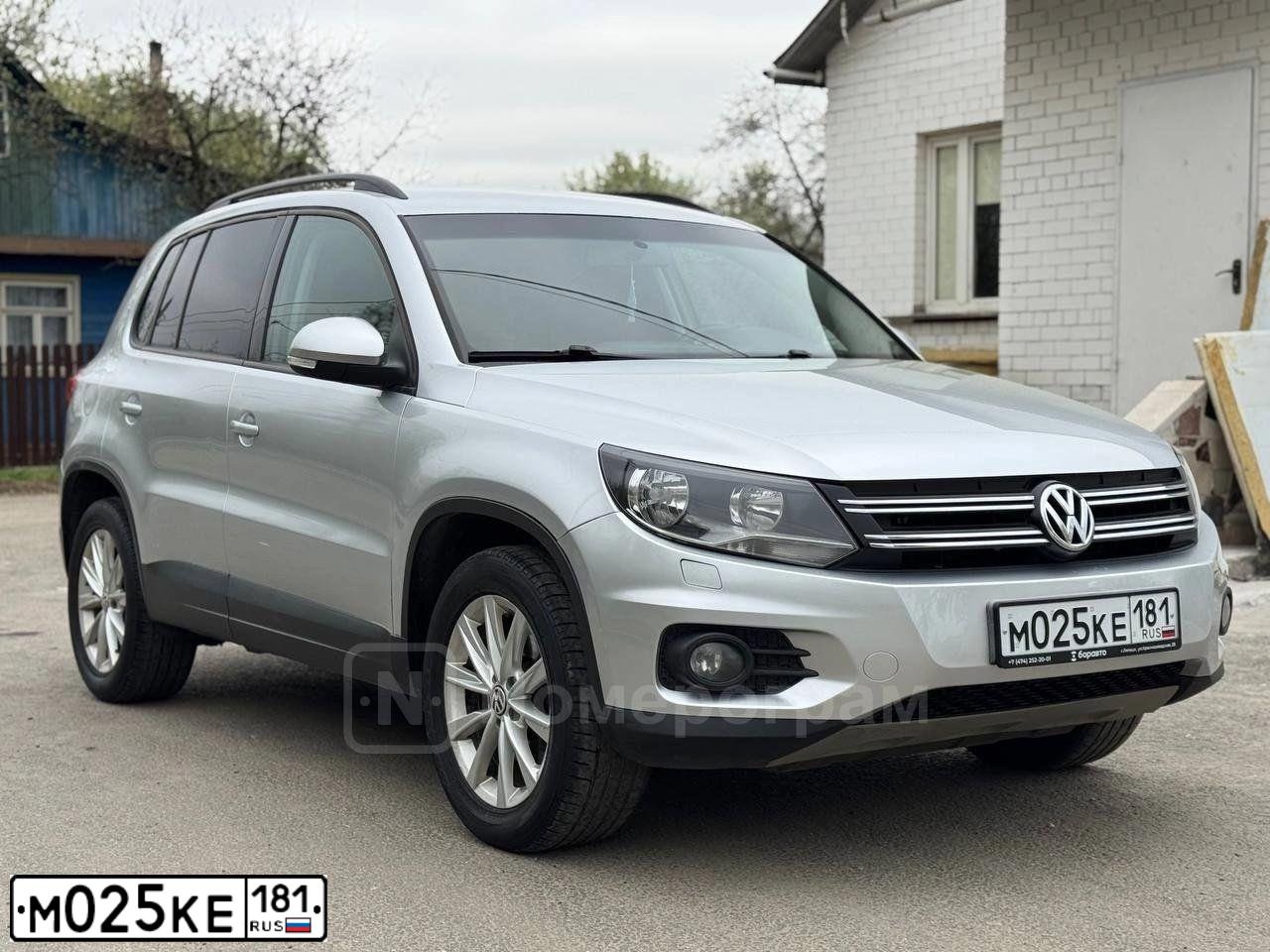 Фото автомобиля VOLKSWAGEN TIGUAN, 2011 — госномер М025КЕ181. Цвет: Серебристый