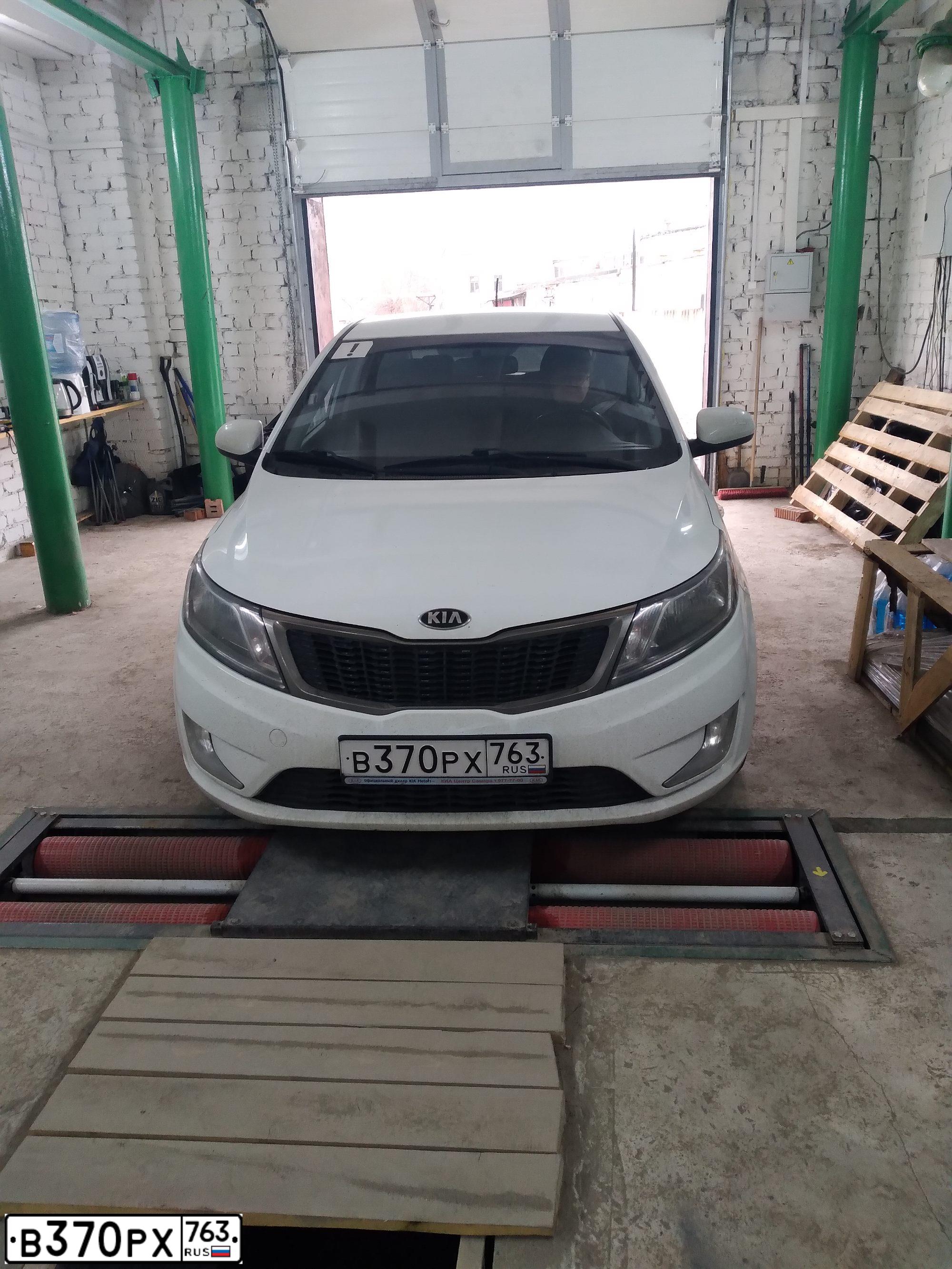 Фото автомобиля KIA RIO, 2014 — госномер У030УЕ163. Цвет: Белый