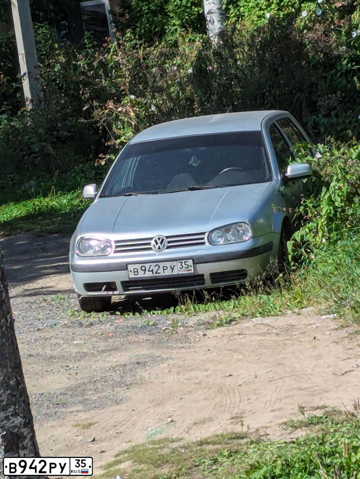 Фото автомобиля VOLKSWAGEN GOLF, 1999 — госномер В942РУ35. Цвет: БЕЛО-СЕРЫЙ