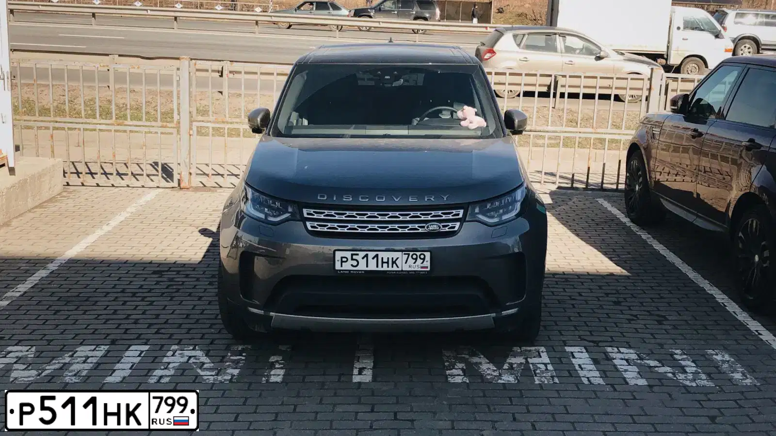 Фото автомобиля LANDROVER DISCOVERY, 2018 — госномер Р511НК799. Цвет: Серый