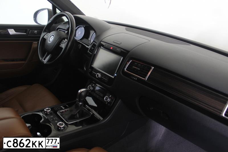 Фото автомобиля VOLKSWAGEN TOUAREG, 2014 — госномер Х548УА62. Цвет: Коричневый