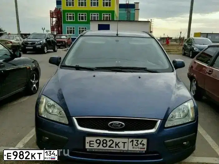Фото автомобиля FORD FOCUS, 2005 — госномер У034КО34. Цвет: синий
