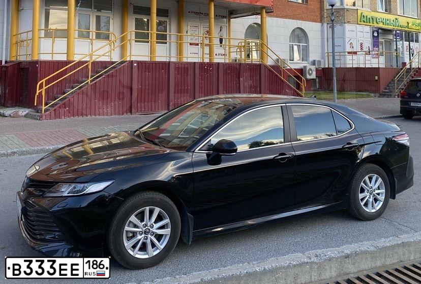 Фото автомобиля TOYOTA CAMRY, 2019 — госномер В333ЕЕ186. Цвет: ЧЕРНЫЙ МЕТАЛЛИК