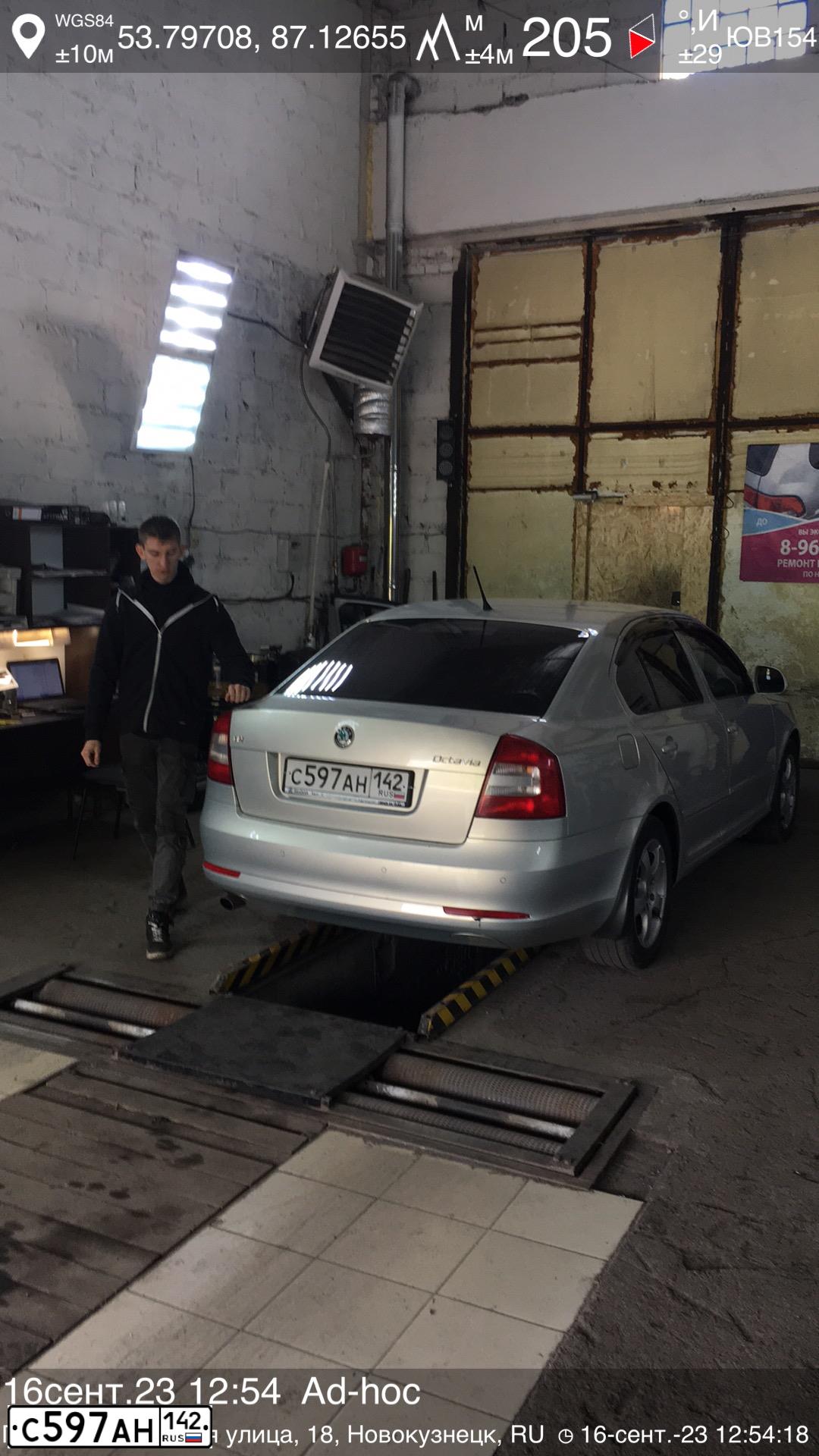 Фото автомобиля SKODA OCTAVIA, 2011 — госномер С597АН142. Цвет: СЕРЕБРИСТО-ЖЕЛТЫЙ