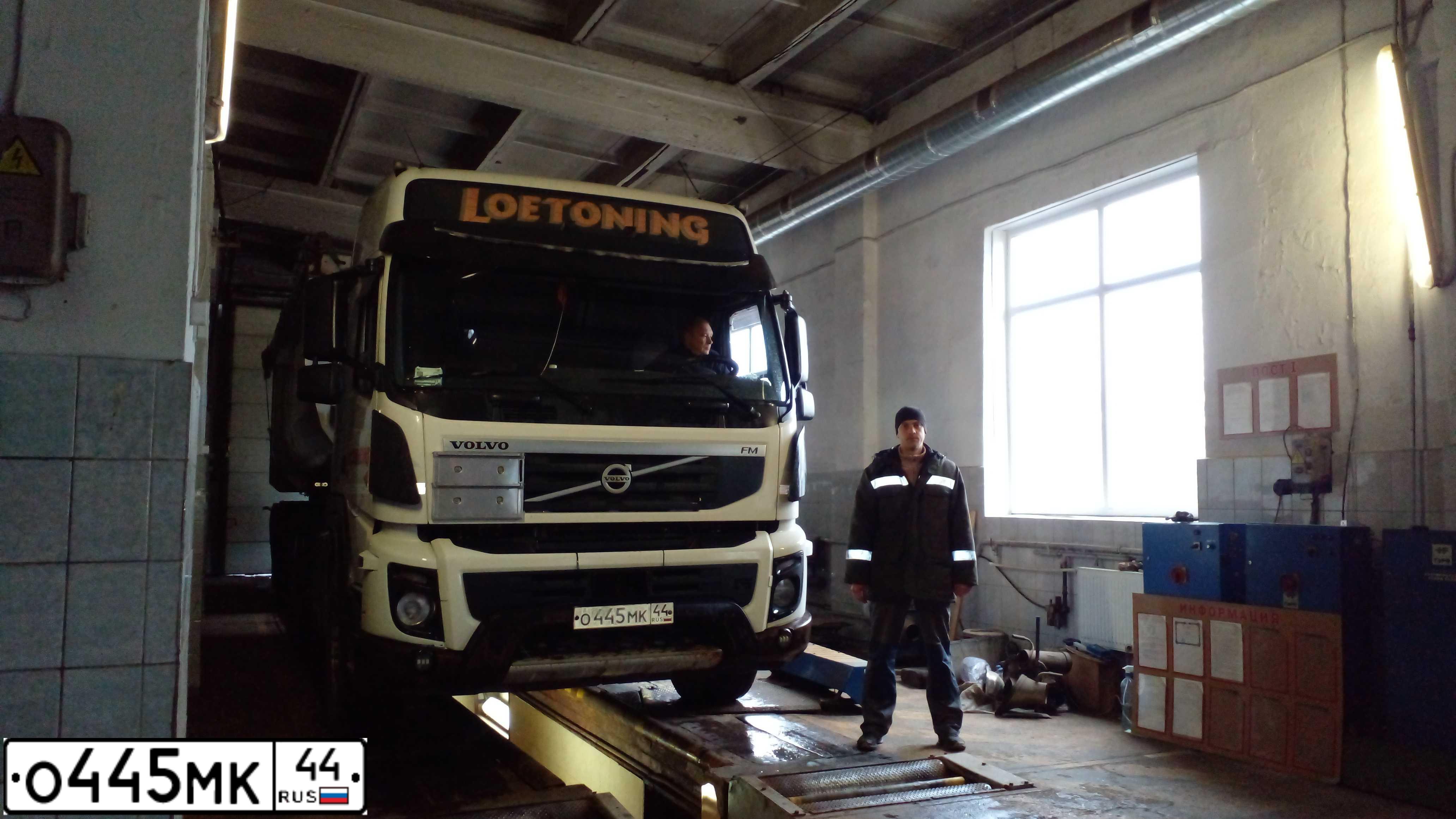 Фото автомобиля ВОЛЬВО FM TRUCK 6X4, 2013 — госномер К553ЕХ76. Цвет: Белый